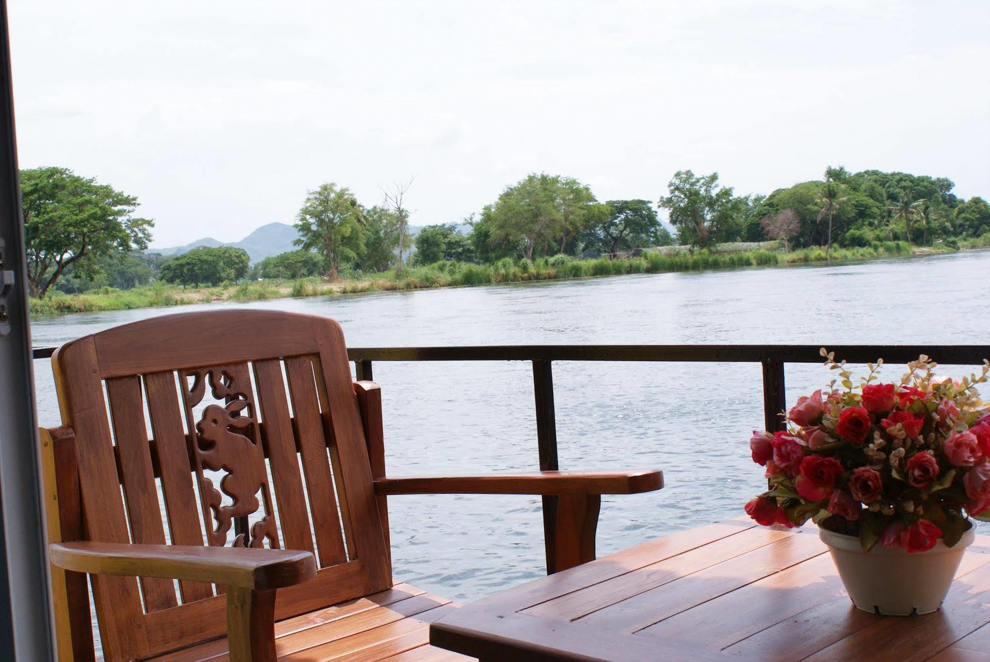 Hotel Tara Raft Kanchanaburi Exterior foto